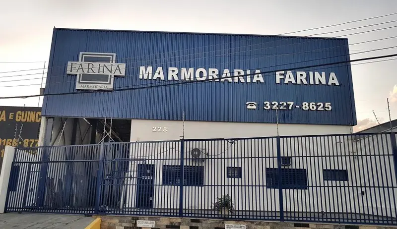 Fachada da Marmoraria Farina, com o letreiro da empresa sobre o portão